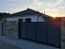 Hliníková posuvná brána značky FL BRÁNY 