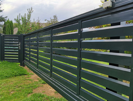 Vstupní branka a plotová pole s lakovanou výplní AZTEC (RAL 7016), zakázková výroba FL BRÁNY