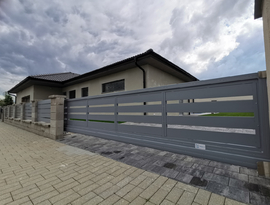 Hliníková posuvná brána značky FL BRÁNY 