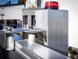 Detail hliníkového sloupku a nerezové dojezdové horní kapsy posuvné brány značky FL BRÁNY. Na sloupku je umístěn bezpečnostní maják k pohonu.   


Hliníkové sloupky a plotová pole značky FL BRÁNY