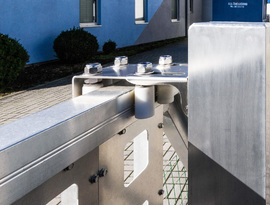 Detail hliníkového sloupku a horní kapsy posuvné brány s výplní ALSQUARE, zakázková výroba FL BRÁNY 