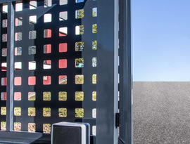 Detail hliníkového sloupku a posuvné brány s výplní ALSQUARE ve stejném barevném provedení, elektrický pohon. Zakázková výroba FL BRÁNY