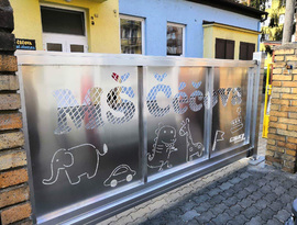 Hliníková posuvná brána značky FL BRÁNY 