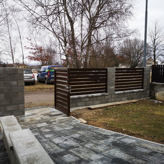 Hliníková vstupní branka a plotová pole s lakovanou výplní AZTEC (RAL 8014), zakázková výroba FL BRÁNY (ilustrační foto)
 Hliníková vstupní branka a plotová pole s lakovanou výplní AZTEC (RAL 8014), zakázková výroba FL BRÁNY (ilustrační foto)