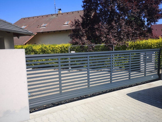 Hliníková posuvná brána s lakovanou výplní ITALY (RAL 7016), zakázková výroba FL BRÁNY (ilustrační foto)
 Hliníková posuvná brána s lakovanou výplní ITALY (RAL 7016), zakázková výroba FL BRÁNY (ilustrační foto)