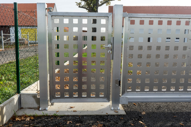 Detail vstupní branky a posuvné brány s výplní ALSQUARE bez lakování, zakázková výroba FL BRÁNY (ilustrační foto) Detail vstupní branky a posuvné brány s výplní ALSQUARE bez lakování, zakázková výroba FL BRÁNY (ilustrační foto)