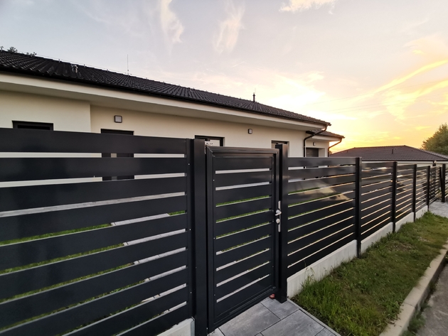 Hliníková vstupní branka a plotová pole, vše s lakovanou výplní TRAIN (RAL 7016), zakázková výroba FL BRÁNY (ilustrační foto) Hliníková vstupní branka a plotová pole, vše s lakovanou výplní TRAIN (RAL 7016), zakázková výroba FL BRÁNY (ilustrační foto)