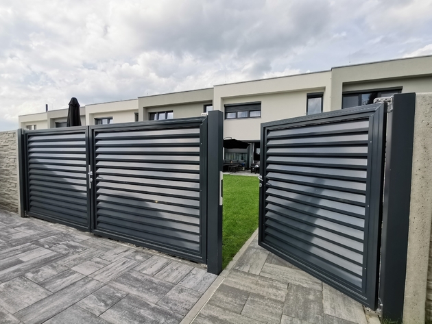 Hliníková vstupní branka a křídlová brána, oboje s lakovaným rámem a výplní OFFICE (RAL 7016), zakázková výroba FL BRÁNY  Hliníková vstupní branka a křídlová brána, oboje s lakovaným rámem a výplní OFFICE (RAL 7016), zakázková výroba FL BRÁNY