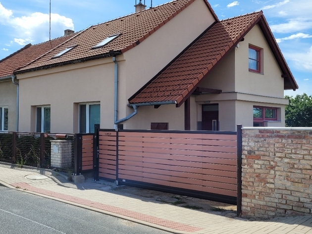 Hliníková posuvná brána a vstupní branka s lakovaným rámem (RAL 7016) a výplní PILWOOD (RAL 8004), zakázková výroba FL BRÁNY (ilustrační foto) Hliníková posuvná brána a vstupní branka s lakovaným rámem (RAL 7016) a výplní PILWOOD (RAL 8004), zakázková výroba FL BRÁNY (ilustrační foto)