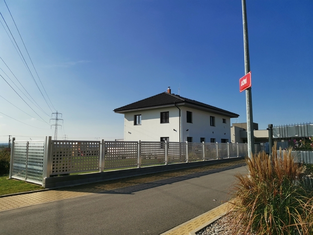 Hliníková plotová pole s nelakovanou výplní ALSQUARE, zakázková výroba FL BRÁNY (ilustrační foto) Hliníková plotová pole s nelakovanou výplní ALSQUARE, zakázková výroba FL BRÁNY (ilustrační foto)