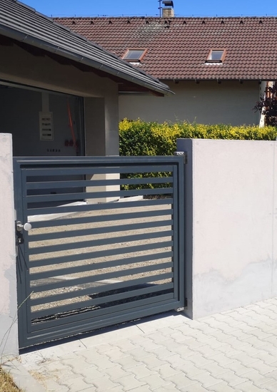 Hliníková vstupní branka s lakovanou výplní ITALY (RAL 7016), zakázková výroba FL BRÁNY (ilustrační foto) Hliníková vstupní branka s lakovanou výplní ITALY (RAL 7016), zakázková výroba FL BRÁNY (ilustrační foto)