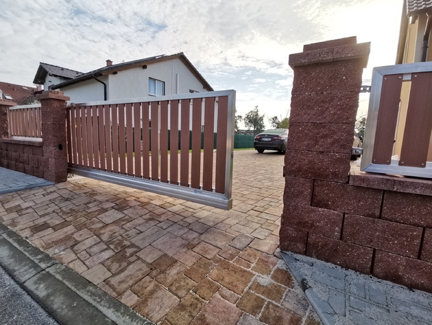 Hliníková posuvná brána STANDARD bez lakování rámu, výplň PILWOOD (RAL 8004), zakázková výroba FL BRÁNY Hliníková posuvná brána STANDARD bez lakování rámu, výplň PILWOOD (RAL 8004), zakázková výroba FL BRÁNY