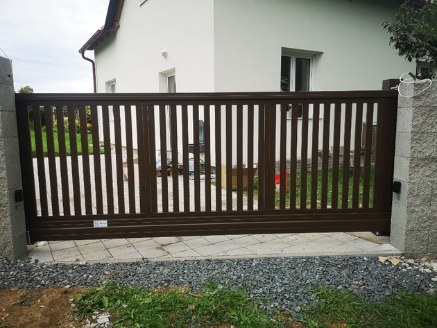 Hliníková posuvná brána STANDARD s výplní HAVANA s lakovÁním - RAL8014, zakázková výroba FL BRÁNY Hliníková posuvná brána STANDARD s výplní HAVANA s lakovÁním - RAL8014, zakázková výroba FL BRÁNY