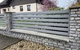 Detail plotového pole s lakovanou hliníkovou výplní AZTEC (RAL 9007), na přání zákazníka jsou lamely otočené šikmou hranou dolů, zakázková výroba FL BRÁNY (ilustrační foto)  
