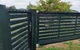 Detail hliníkové vstupní branky a posuvné brány s lakovanou výplní AZTEC (RAL 7016), zakázková výroba FL BRÁNY (ilustrační foto)