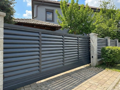 Hlin&iacute;kov&eacute; ploty a br&aacute;ny v roce 2026: Vsaďte na antracitovou eleganci a včasnou objedn&aacute;vku