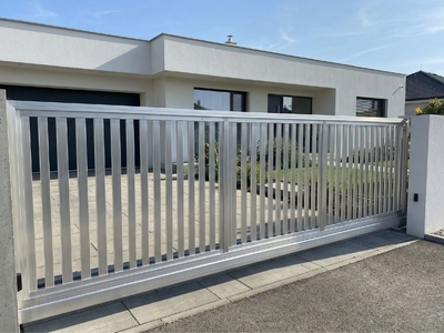 Kolik stoj&iacute; hlin&iacute;kov&aacute; br&aacute;na, branka nebo plot? Co ovlivňuje cenu a kde se vyplat&iacute; myslet dopředu