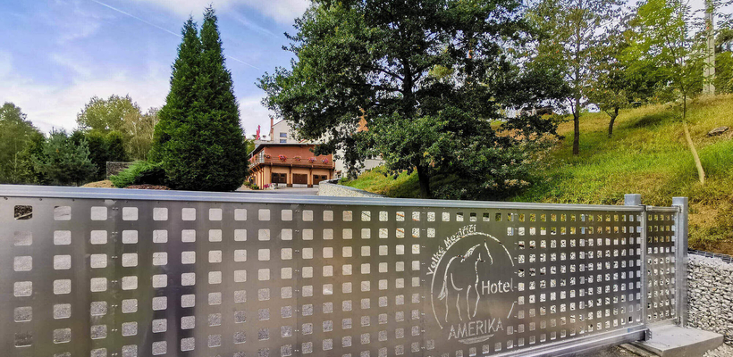 Kompletní řešení hliníkového oplocení a posuvné brány přispívá ke zvýšení bezpečnosti majetku i osob